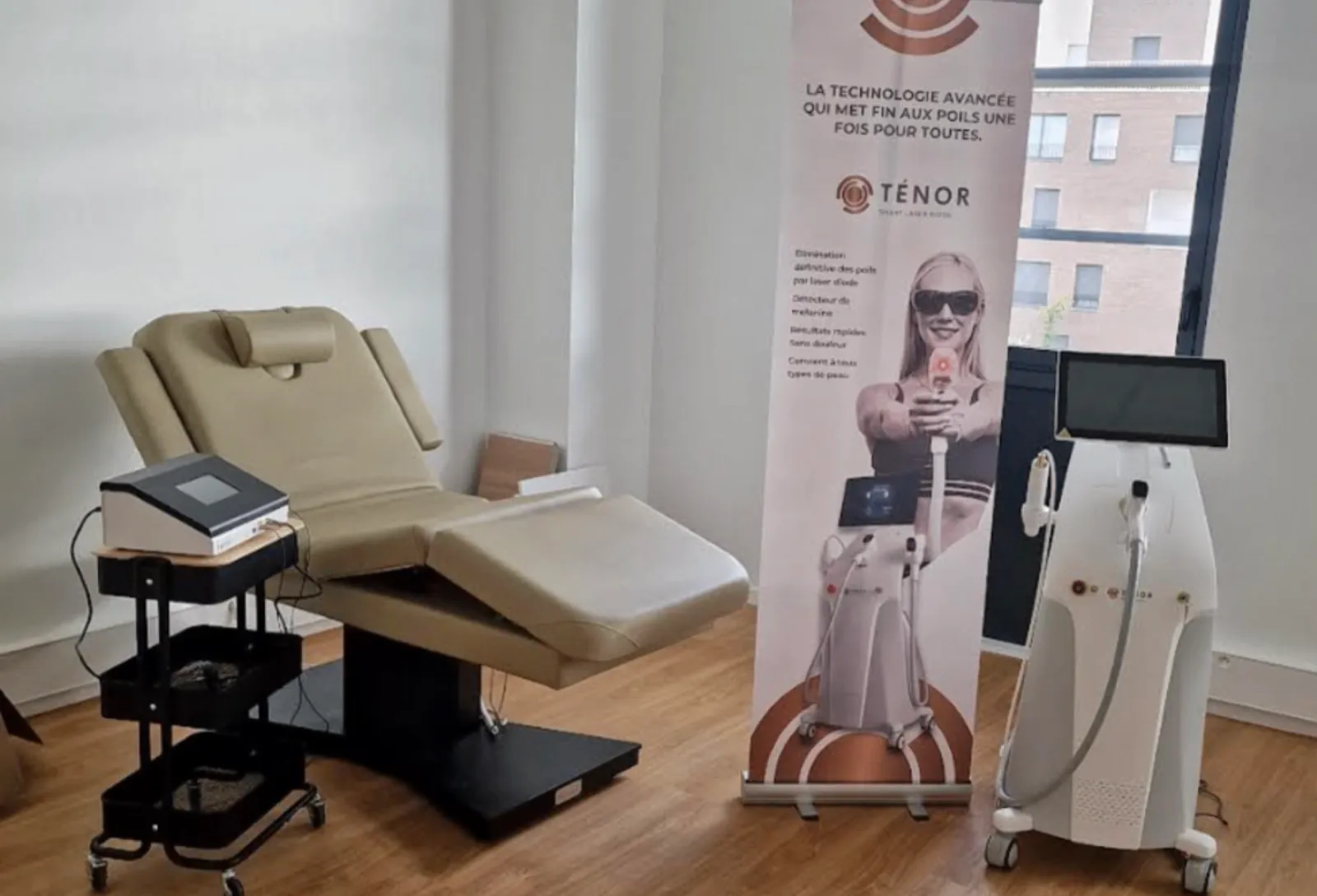 La cabine de soin de l’institut à Chessy, avec le fauteuil et l’appareil d’épilation laser
